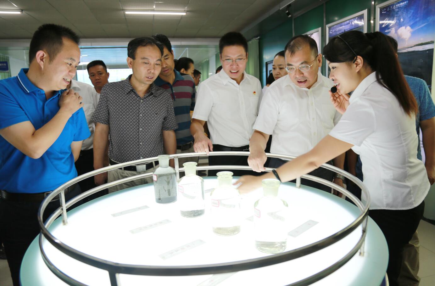 2016年9月，時任湖南省懷化市委常委、組織部部長，現(xiàn)任郴州市市委常委、組織部部長江波蒞臨公司視察.JPG