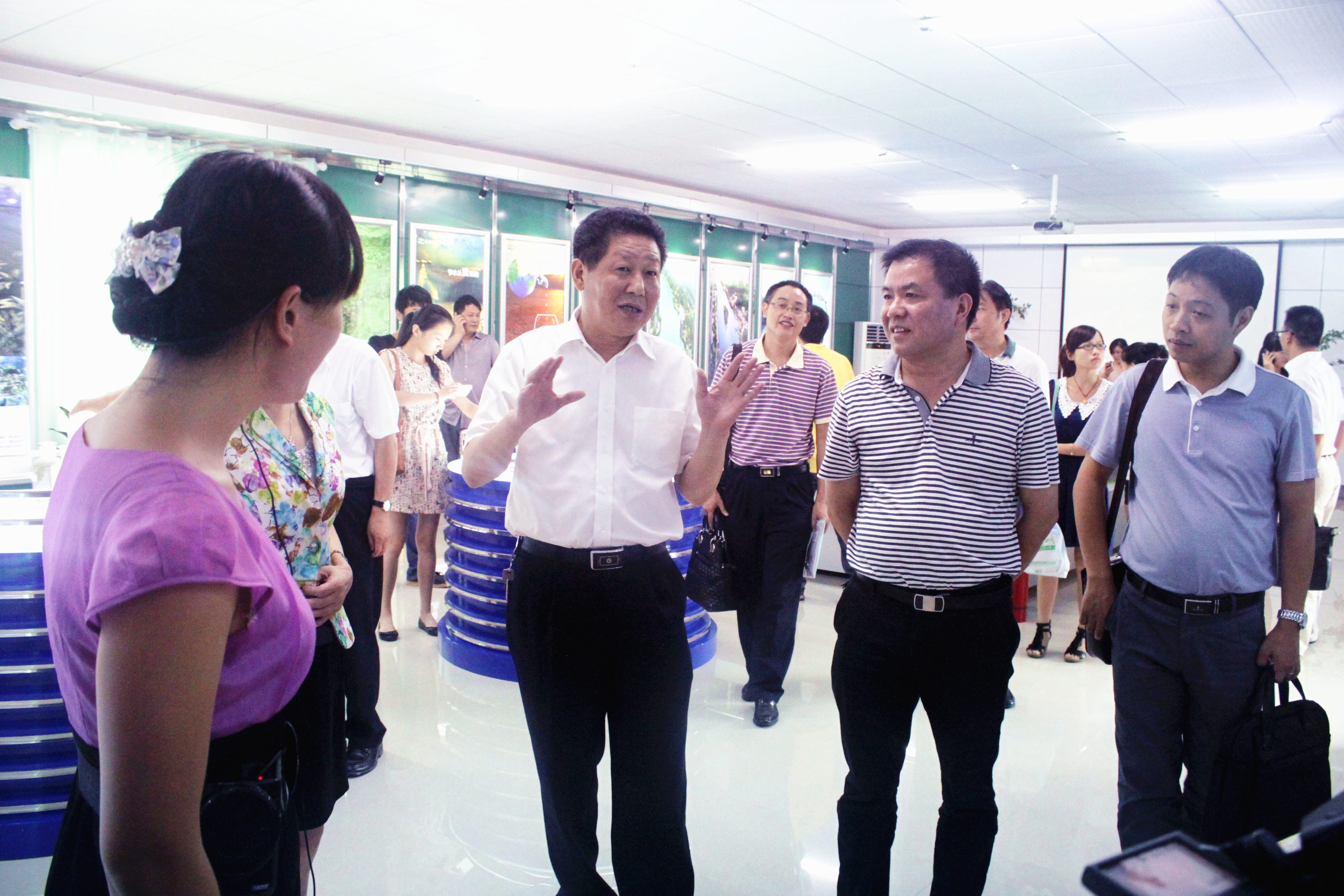2012年8月，省委宣傳部紀檢組長肖君華在時任市委常委，宣傳部部長錢德喜的帶領(lǐng)下蒞臨公司視察.JPG