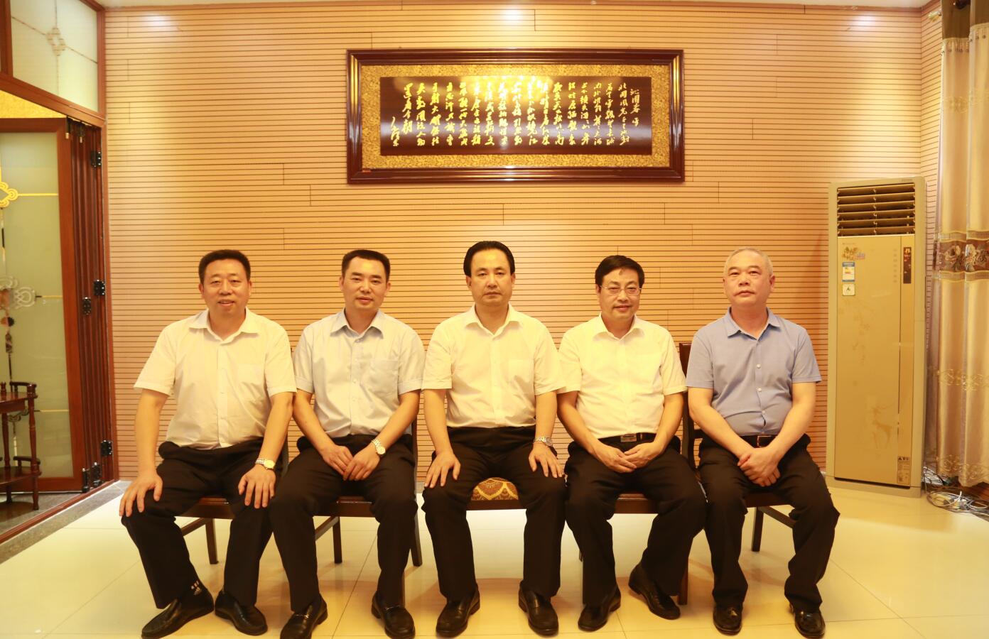 2016年9月，時任市委常務(wù)副市長楊親鵬等領(lǐng)導(dǎo)蒞臨公司指導(dǎo).JPG