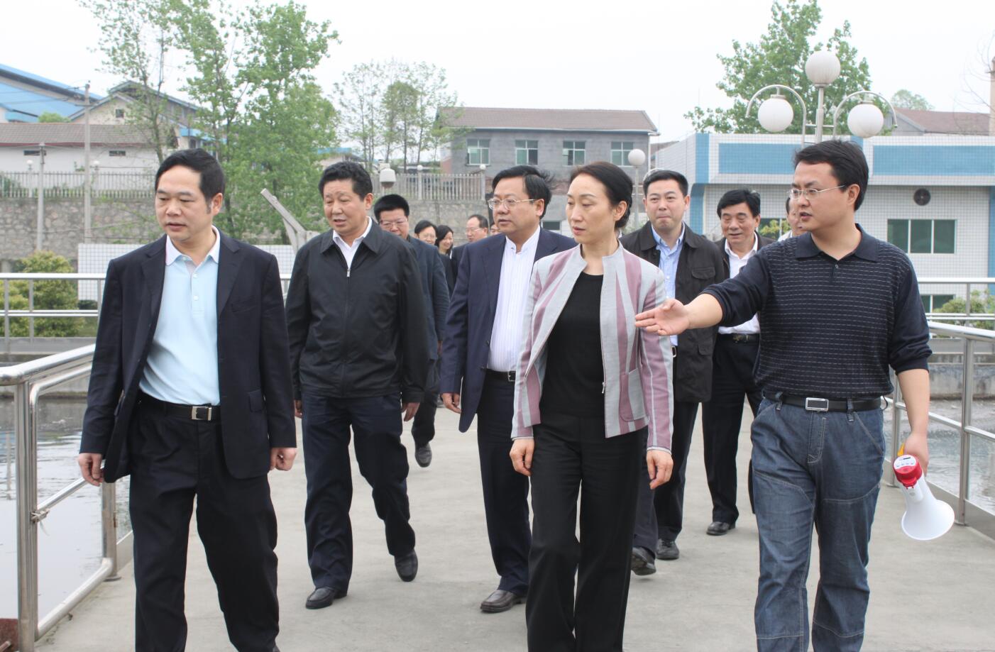 2011年4月，省政協(xié)主席，時任省委常委、統(tǒng)戰(zhàn)部部長李薇薇來公司視察.JPG