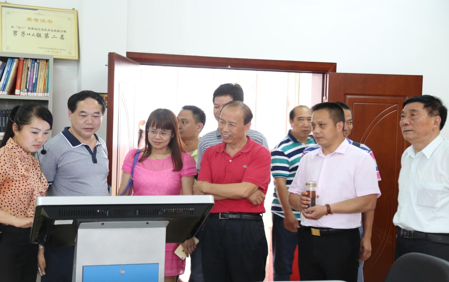 2015年5月，海口市委統(tǒng)戰(zhàn)部副部長、工商聯(lián)黨組書記李小平一行調(diào)研兼職副主席李建煒單位的黨建工作.jpg